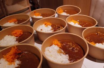 サウナのあとは、再び1階のCAFE&BAR SKIFFへ。身支度を終えた方から順に「SAKURADO 特製スパイスカレー ─ GohGan 福山剛シェフ 監修 ─」とドリンクを。    サウナでととのった体に、スパイスの香りと旨みがしみわたる一皿。参加者からは「サウナのあとにしっかりカレーまでいただけて大満足」「サ飯からトークまで、一日を通して楽しめた」といった声が。サウナで過ごした時間をそのまま会話へとつなげ、偶然居合わせたサウナ仲間同士がテーブルを囲む姿も見られサウナと食、そして人との時間を一つの建物で完結できることは、SAKURADOならではの過ごし方です。