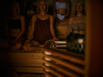 プライベートサウナルームで瞑想する女性サウナー