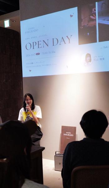 後半の質問コーナーでは、「落ち込んだときはどうしていますか」という質問には、「アパレル時代の経験でメンタルは強くなったので、基本はギャルマインド。自分の機嫌は自分で取るようにしていて、旅行に出かけたりしてリラックスする時間をつくっています」と語り、参加者が深くうなずく姿が見られました。 「サウナにはどのくらいの時間入りますか」といった質問が寄せられ、「1時間ほどでサクッと入ることもあります」と気取らない答えに会場が和む場面も。