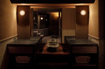 この日は特別に館内5室を開放し、参加者は水着で自由に行き来しながら、それぞれの部屋の個性を味わいました。灯りを落とした瞑想的な空間の「2-B KAIHO」、土壁と丸い間接照明に包まれた3階の「3-C」「3-D」「3-E」と、熱や広さ、雰囲気は部屋ごとにさまざま。    参加者からは、「普段は一部屋だけなので、全室を行き来できたのは貴重な体験」「寝転んで入れる広い部屋もあれば、ロウリュの熱を間近に感じられるコンパクトな部屋もあり、部屋ごとの違いが楽しかった」「瞑想的な雰囲気の部屋が一番好きになった」といった声を聞けました。また、「部屋ごとに定員や雰囲気が違う理由に納得した」と、施設のつくりそのものに感心する声も寄せられました。