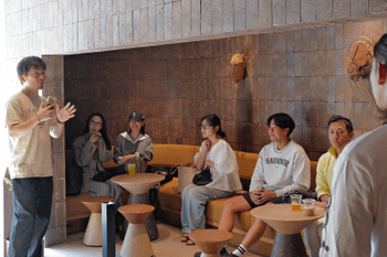 当日は、1階のCAFE&BAR SKIFFに参加者が集まり、開会のあいさつからスタート。川田さんとSAKURADOスタッフが、今回導入した薪ストーブ「KIVI-IKI SL Fireplace sauna stove」を紹介しました。